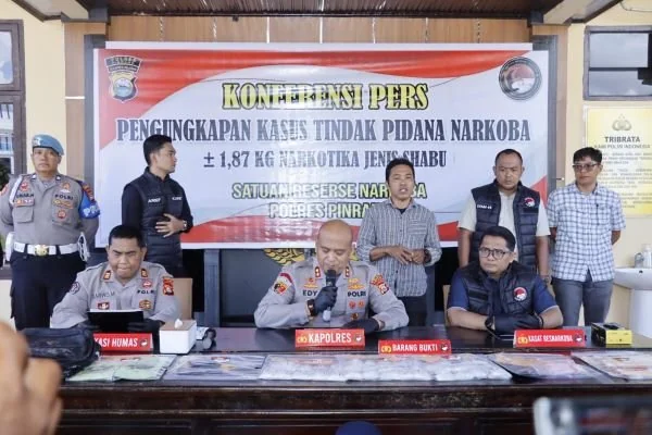 Kapolres Pinrang, AKBP Edy Sabhara Manggabarani saat memberikan keterangan pers penangkapan pengedar narkotika di Pinrang (Dok: Ist).