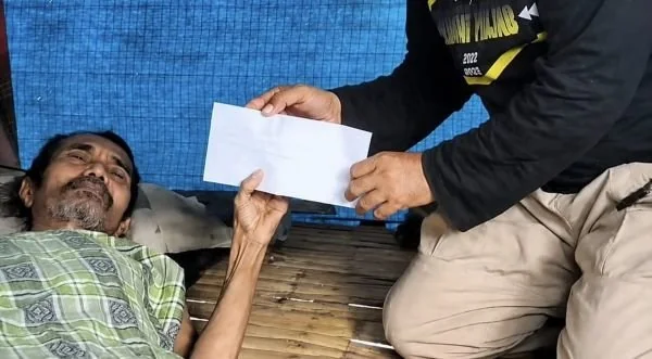 Dg Sangkala (57), warga Desa Je'netallasa, Kecamatan Bangkala, Kabupaten Jeneponto menerima bantuan dari Pemprov Sulsel (Dok: Ist)