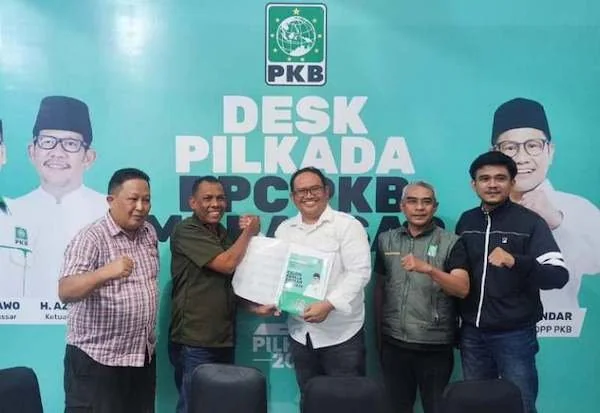 Ketua KONI Kota Makassar, Sulsel, Ahmad Susanto menambah daftar bakal calon wali kota Makassar yang mendaftar di DPC Partai Kebangkitan Bangsa (PKB), Senin (3/6).