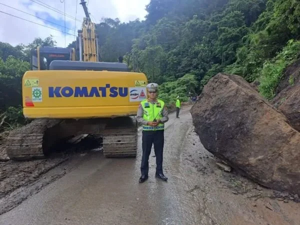 Satuan Lalu Lintas Polres Maros  saat menutup sebagian akses jalan utama di Poros Maros-Bone wilayah Tompo Ladang, Kecamatan Mallawa, Kabupaten Maros.