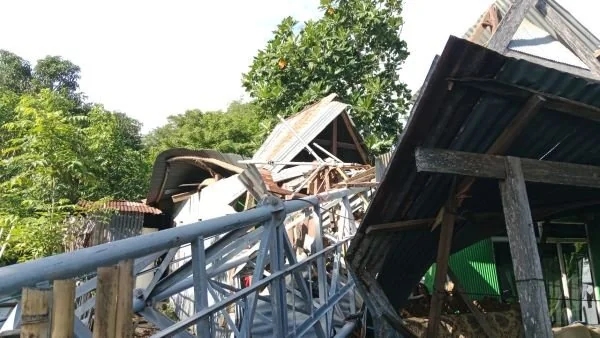 Kondisi salah satu rumah warga usai ditimpa Tower roboh milik Diskominfo Jeneponto.