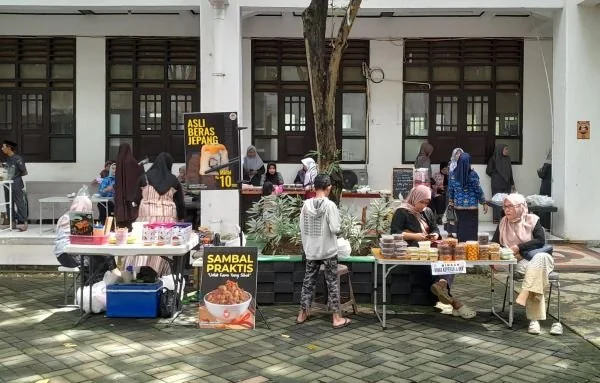 Pemprov Sulsel menggelar Bazar Gempita Ramadan di Pelataran Kantor Gubernur Sulsel, Senin, (18/3).