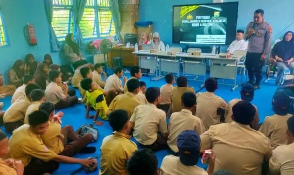 Polsek Tamalate saat melakukan penyuluhan bahaya narkoba dan buyling di sekolah (Dok : Ist).