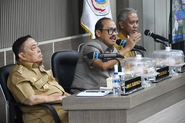 SDK-JSM saat memimpin jumpa pers di kantor Gubernur dihadiri seluruh Kepala OPD dan Jurnalis (Dok : Ist).