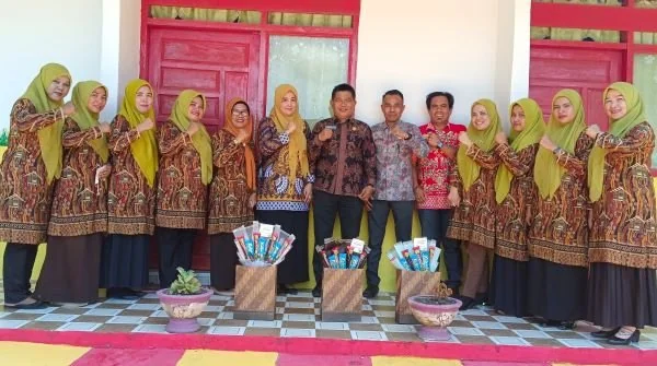 Pengawas Sekolah Dasar (SD) Dinas Pendidikan dan Kebudayaan (Dikbud) Kabupaten Jeneponto, Hasmawati saat melaksanakan kunjungan pendampingan ke UPT SD Negeri 12 Binamu (Dok : Ist)