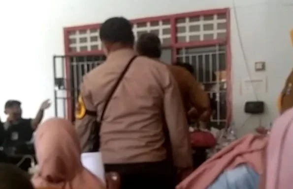 Tangkapan Layar Kades Baltar non aktif Mansur dan Plh Kades Baltar Arismunandar bersitegang di Kantor Deda Baltar,  Selasa (23/4/2024)