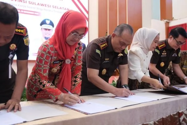 Bupati Gowa, Sitti Husniah Talenrang saat melakukan Nota Kesepahaman antara Kejaksaan Tinggi Sulawesi Selatan dan Pemerintah Provinsi Sulsel, (Dok: Ist).