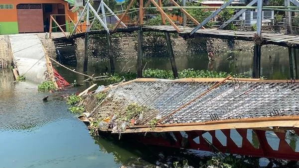 Jembatan kanal pampang yang ambruk (Dok: Atri KabarMakassar)