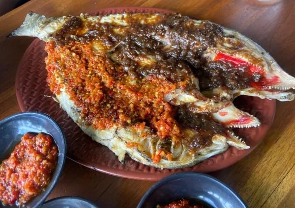 Hidangan laut yang disajikan dengan sambal parape dan rica-rica (Dok: Ist)