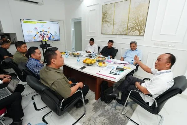 Prof Zudan Arif Fakrulloh saat memimpin  rapat terbatas bersama Kepala Organisasi Perangkat Daerah (OPD) lingkup Pemprov Sulsel.