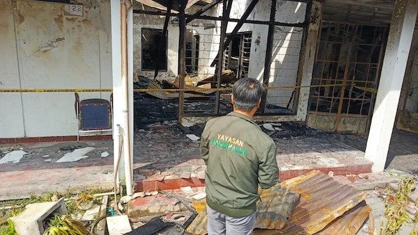Tim Yayasan Hadji Kalla mengunjungi warga di lokasi kebakaran yang terjadi di Jl Pampang, Kota Makassar (Dok: Ist)