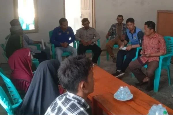 Penyelesaian sengketa tanah oleh bhabinkamtibmas Polsek Tommo (Dok : Ist).