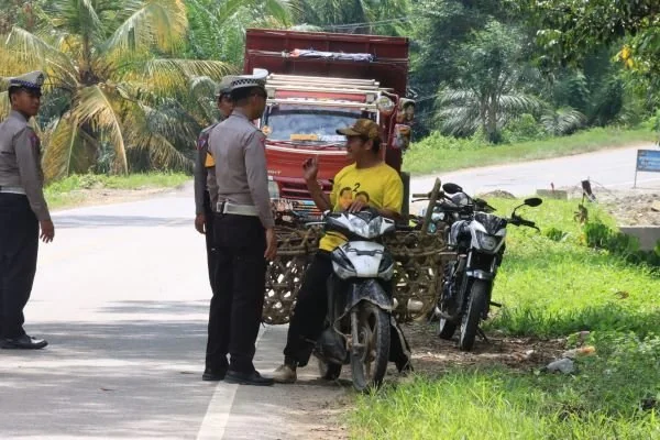Personel Ditlantas Polda Sulbar saat menggelar Operasi Patuh Marano 2024 (Dok : Ist).