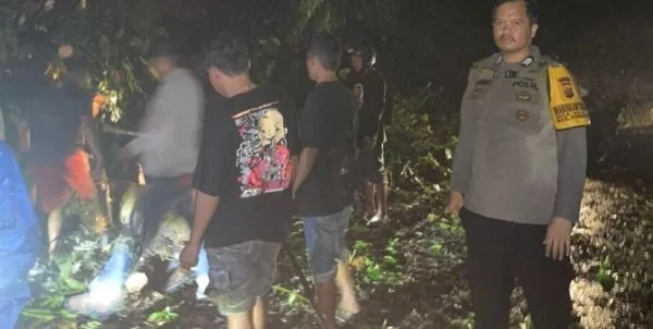 Bhabinkamtibmas Saletto Bersama Warga evakuasi meterial longsor yang menutupi jalan (Dok : Ist).