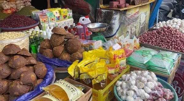 Penjualan Minyakita kemasan bantal dan standing pouch di pasar tradisional Makassar (Dok: Nofi KabarMakassar)