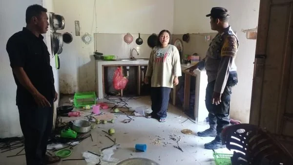 Kondisi rumah korban saat didatangi Bhabinkamtibmas pasca kejadian (Dok : Ist).