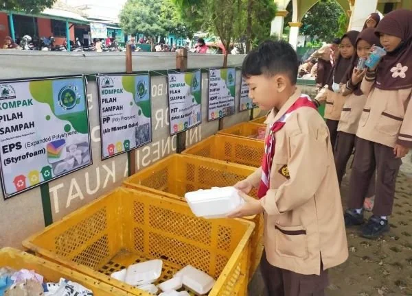 Ilustrasi pemilahan sampah oleh siswa. (Dok: Ist)