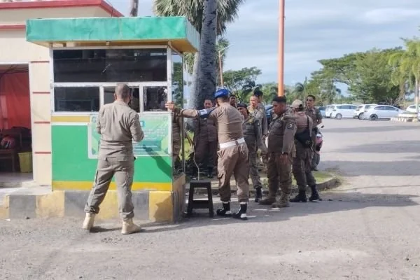 Sejumlah Anggota Satpol PP saat melakukan pembongkaran loket pembayaran parkir CV Ahnaf di RSUD Lanto Dg Pasewang (Dok :; Ullah KabarMakassar).