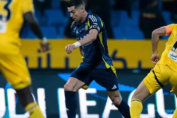 Cristiano Ronaldo saat melawan pemain Al Taawoun (Dok : Int).