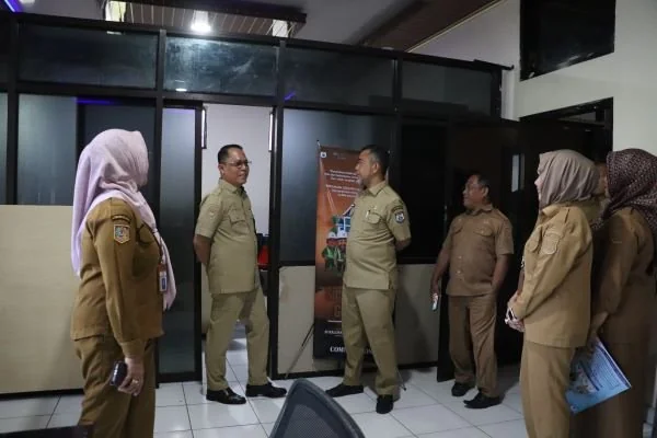 Sekretaris Daerah Provinsi Sulawesi Barat Junda Maulana saat melakukan sidak di OPD (dok:ist)