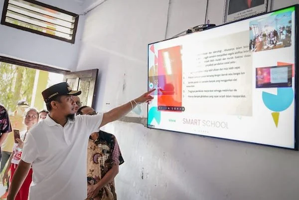 Gubernur Sulsel Andi Sudirman Sulaiman saat meninjau pembelajaran smart school di Toraja (dok. Ist)