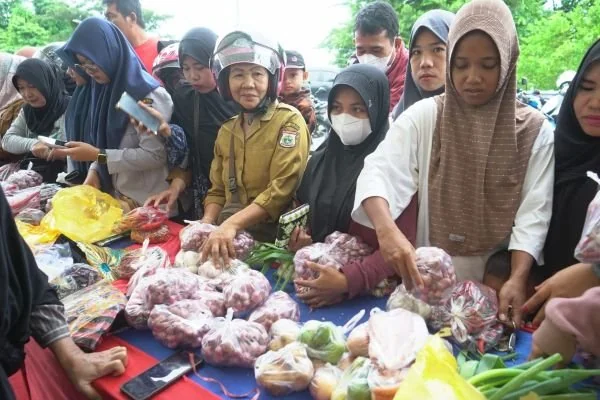 Warga yang berbondong-bondong datang ke pasar pangan murah di depan Kantor Gubernur Sulbar (Dok : ist).
