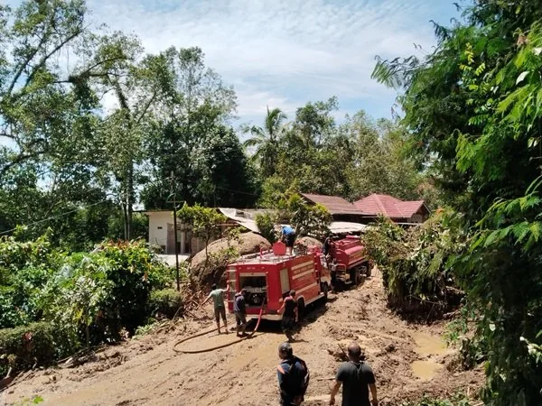 4 mobil damkar diturunkan evakuasi longsor di Langda, Toraja Utara.
