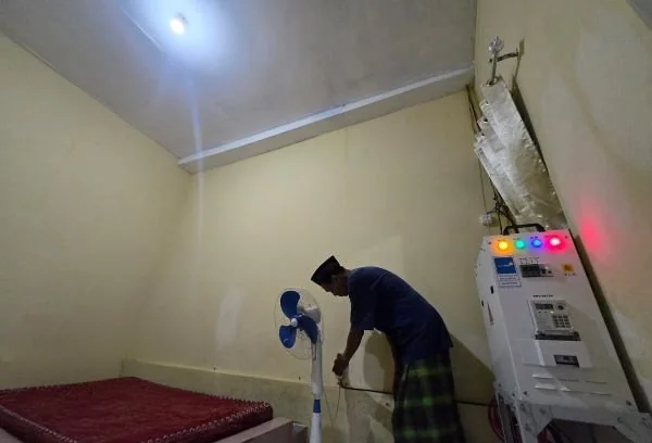 Warga Pulau Samalona, Kamaruddin sangat bersyukur hadirnya listrik PLN 24 jam. Ia menjelaskan dengan listrik PLN warga dapat menghemat biaya operasional sebesar 88 persen untuk usaha wisatanya yaitu homestay. Dok. Ist