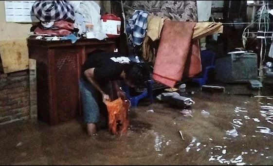 Warga saat melakukan pembersihan rumah pasca banjir(dok:Aldy Djemmang)