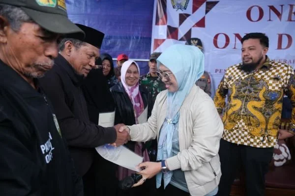 Penyerahan Sertifikat PTSL Kepada Warga (Dok: Ist).