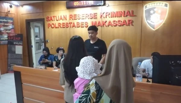 Korban saat mendatangi Polrestabes Makassar untuk melaporkan kasus penganiaya yang dialaminya (Dok : Ist).