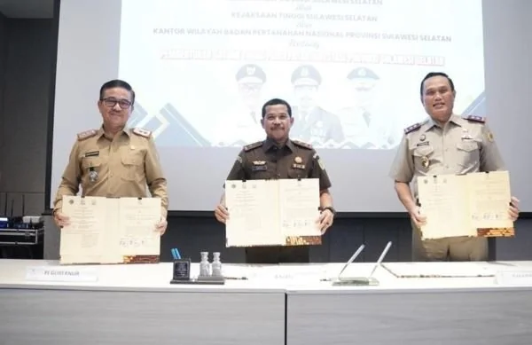 Sekprov Sulsel, Jufri Rahman bersama Kepala Kejaksaan Tinggi, Agus Salim dan Kepala Kantor Wilayah Badan Pertanahan Nasional Sulsel, Tri Wibisono (Dok : Ist).