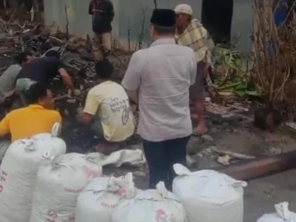 Muhammad Sarif saat menyalurkan bantuan kepada korban kebakaran di Dusun Junggea, Desa Kassi, Kecamatan Rumbia, Kabupaten Jeneponto, Sulawesi Selatan (Dok : Ist).
