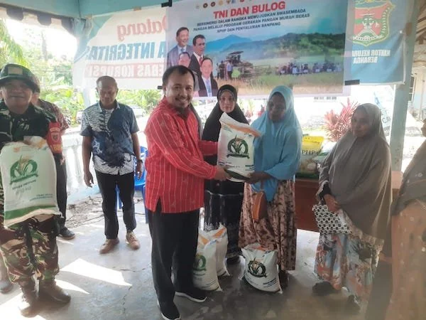 Penyaluran bantuan pangan beras di kecamatan Kalukku (dok:Ist)