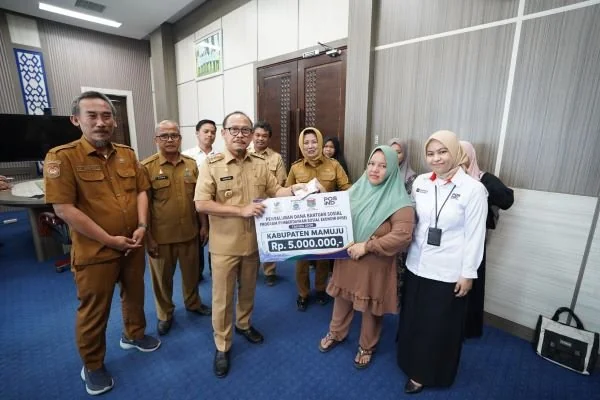 Gubernur Sulbar Suhardi Duka saat menyerahkan secara simbolis  bantuan modal usaha bagi keluarga penerima manfaat Program Keluarga Harapan. (Dok: Ist)