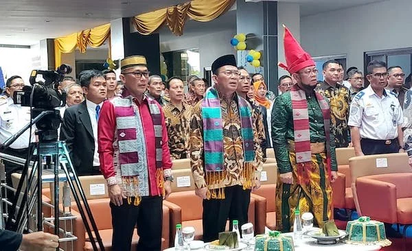 Pj Gubernur Sulsel, Prof Zudan Arif Fakrulloh dan Menko PMK, Prof Muhadjir Effendy di Universitas Terbuka Makassar (Dok: Nofi KabarMakassar)