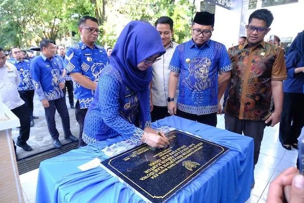 Bupati Gowa, Sitti Husniah Talenrang didampingi Wakil Bupati Gowa Darmawangsyah Muin, saat Meresmikan Kantor PUPR Gowa, (Dok: Ist).