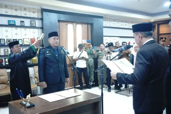 Bupati Jeneponto, Paris Yasir saat melantik Aspa Muji sebagai Pj. Sekds Jeneponto. (Dok: Ist)