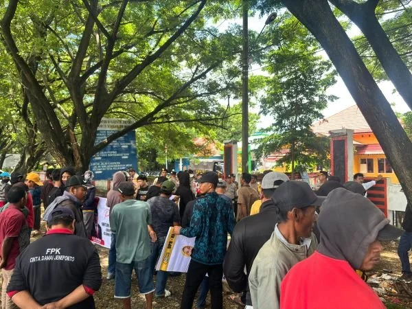 Aksi unjuk rasa di depan Kantor PPK kecamatan Bangkala, Kabupaten Jeneponto, Sulawesi Selatan. Senin (26/2).