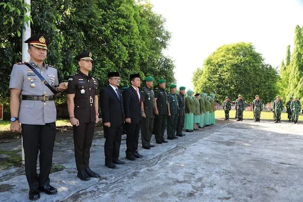 Dandim 1410 Bantaeng, Letkol Arh. Muh. Husni Hidayat Muchlis, saat memimpin upacara ziarah kubur di hari juang ke 80. (Ist).