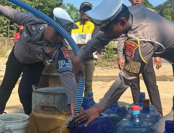 Penyaluran air bersih yang dilakukan Ditlantas Polda Sulbar di Saluleang (Dok: Ist)