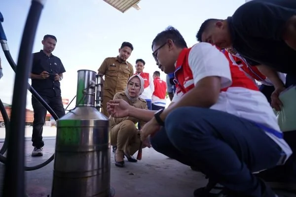 Pertamina Patra Niaga Sulawesi bersama Dinas Perdagangan dan Perindustrian (Disdagperin) Kota Makassar serta Hiswana Migas DPC I Sulawesi melaksanakan kegiatan monitoring penyaluran Bahan Bakar Minyak (BBM) dan LPG 3 Kg. (Dok: Ist)