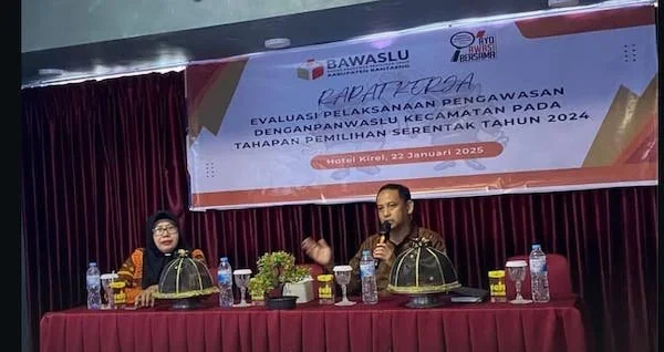 Ketua Bawaslu, Ningsih Purwanti dan Kepala Badan Kesbangpol, Faisal serta eks Ketua Bawaslu Bantaeng Nuzulia saat menggelar raker evaluasi Panwascam. (Foto/ ist).