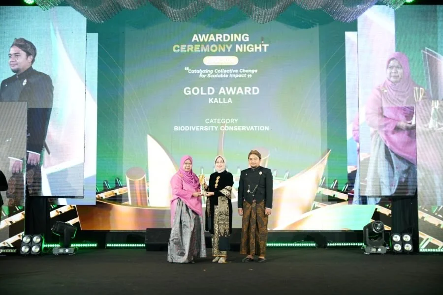 Sustainability Management Senior Officer Andi Nuraisyah  menerima penghargaan Gold untuk kategori Biodiversity Conservation dalam Awarding Ceremony Night ISRA 2026 (Dok: Ist)