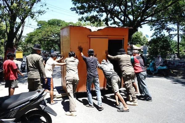 Suasana PKL di Kecamatan Tallo Bongkar Mandiri Lapaknya (Dok: Ist).