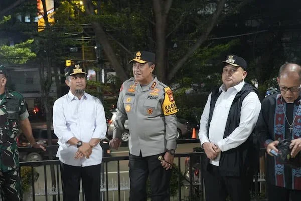 Wali Kota Makassar Munafri Arifuddin dan Gubenur Sulsel Andi Sudirman saat Memantau Misa Natal, (Dok: Ist).