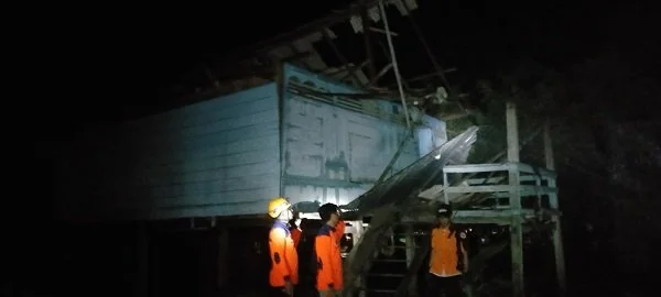 Tim Reaksi Cepat BPBD Pinrang (TRC-PB) Regu 2 Tangkas, yang bertindak melakukan asessment dan dokumentasi di lokasi kejadian di Dusun Parengki (Dok. BPBD Pinrang).