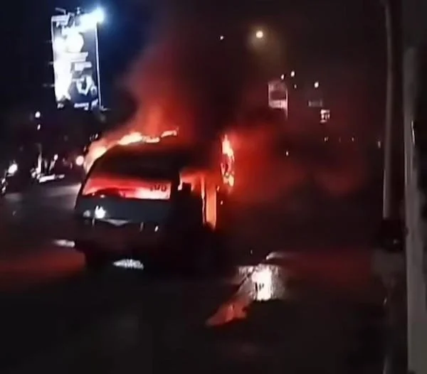 Angkutan Umum Kota (Angkot) Terbakar dalam Aksi Demontrasi Gabungan Aliansi Mahasiswa, Senin (26/08) malam. (Doc int)