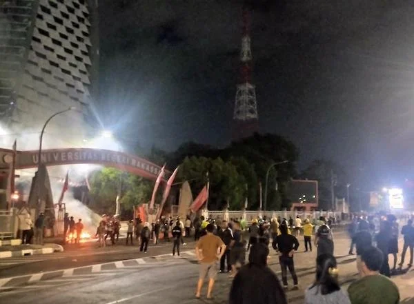 Bentrok antar mahasiswa dan warga di depan kampun UNM (Dok: Atri KabarMakassar)