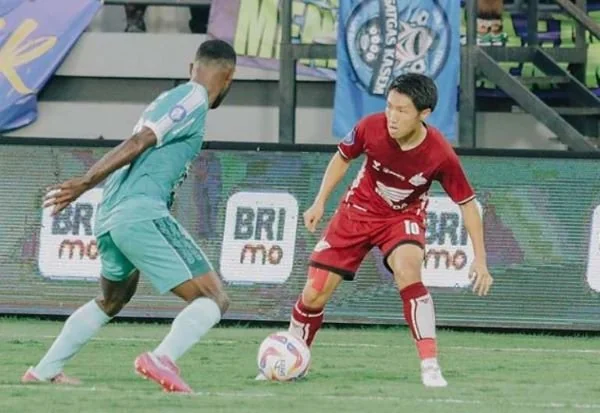 Pemain PSM Makassar Daisuke Sakai (kanan) berusaha melewati pemain PSBS Biak pada pertandingan pekan ke-2 Liga 2024/25 di Stadion Kapten I Wayan Dipta, Gianyar, Bali (Dok : Int).